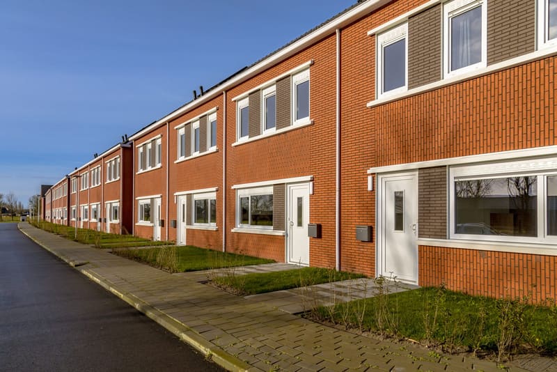 Rij woningen met nieuwe kozijnen