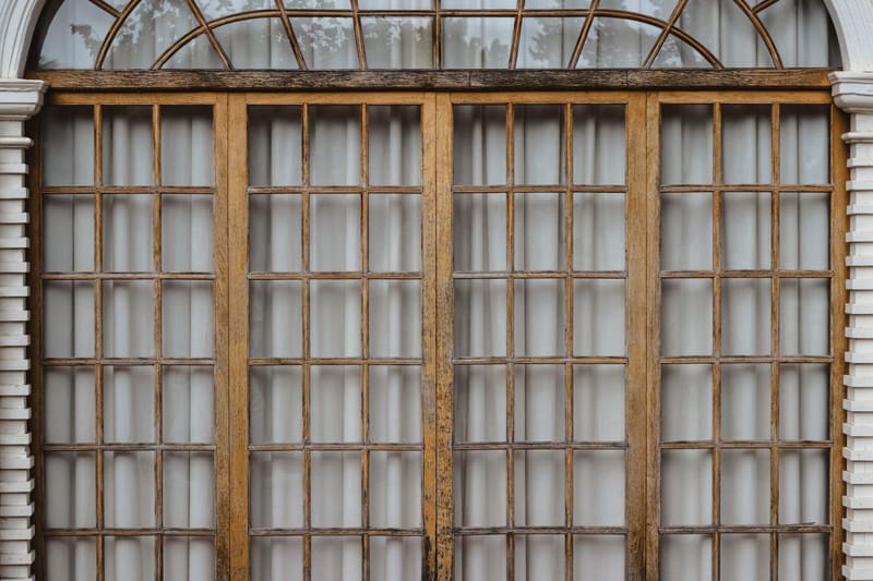 Houten gevelkozijn met groot glasvlak
