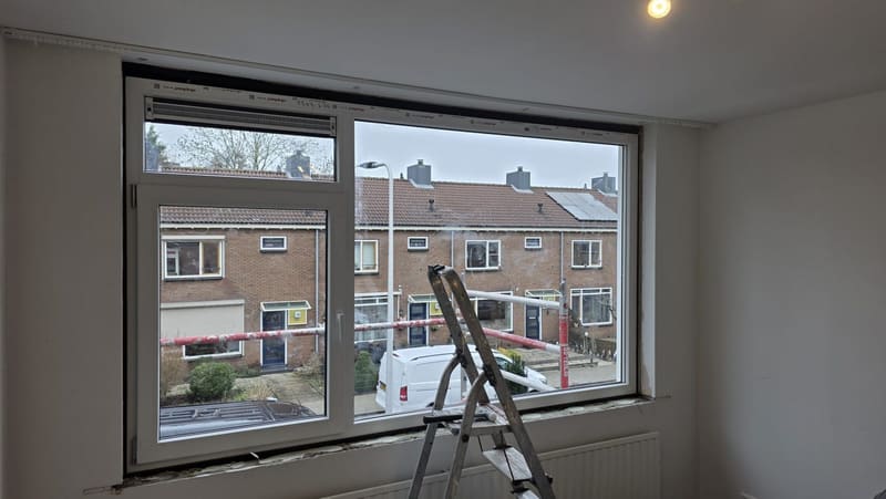 Groot nieuw raamkozijn tijdens de afronding