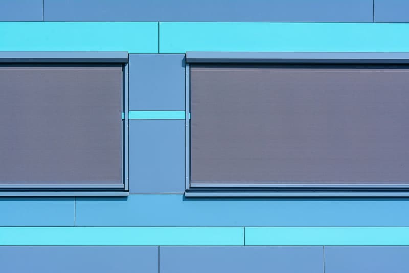 Zonwering op kunststof kozijnen: screens, rolluiken en waar ze vastzitten