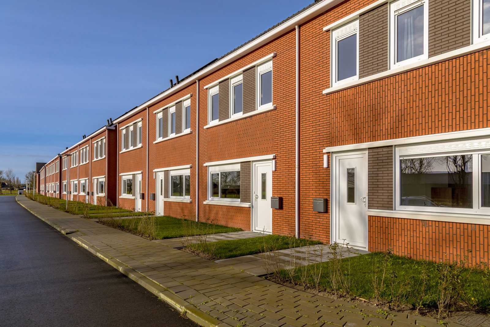 Rij woningen met nieuwe kozijnen
