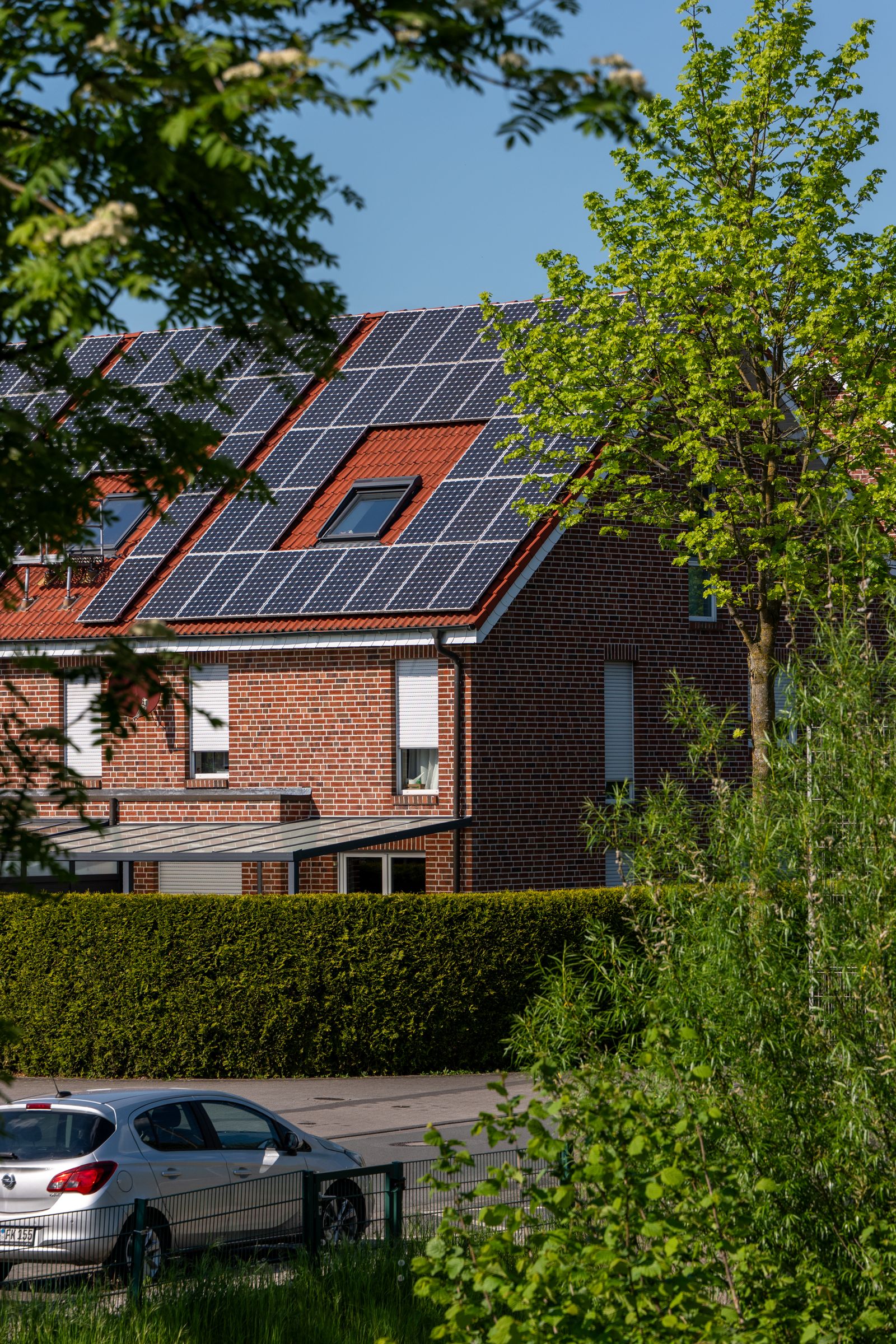 Kozijnen en zonnepanelen tegelijk: wat vergoedt de subsidie wel en niet?